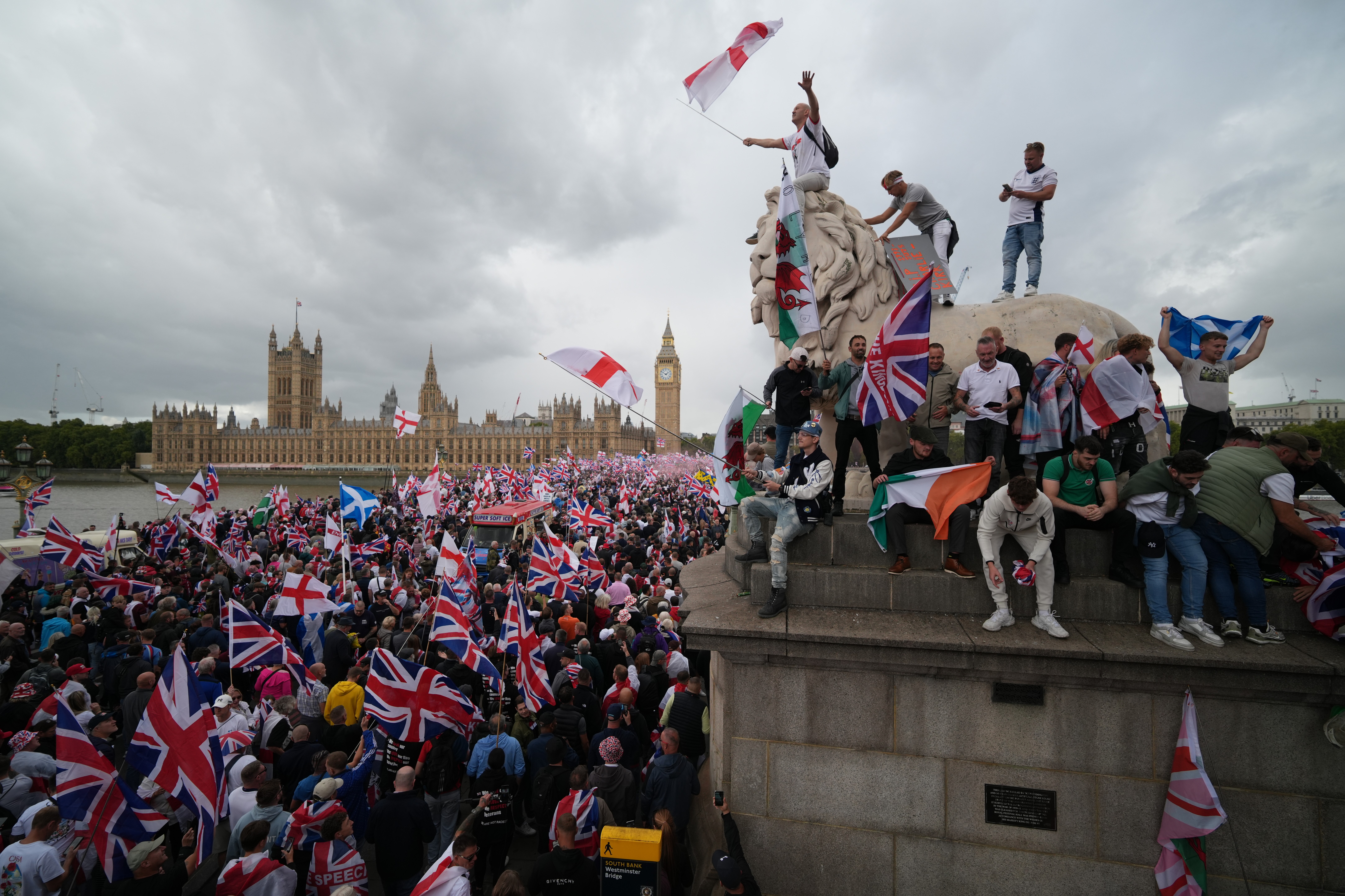 Marchas da extrema direita e pró-Palestina levam tensão às ruas de Londres