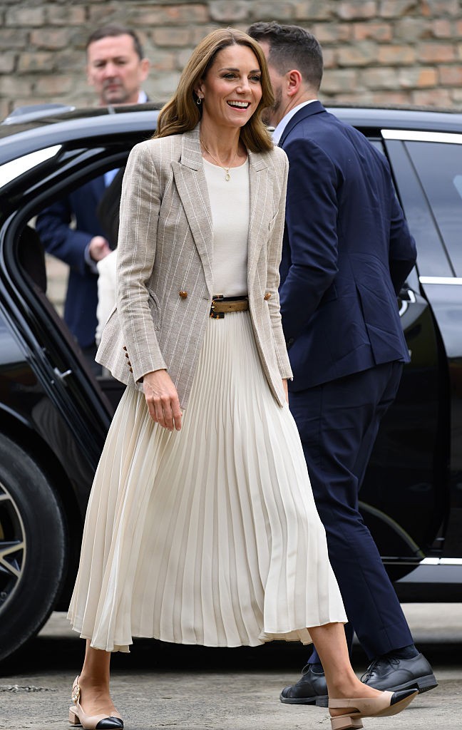 Kate Middleton veste saia plissada de Jenni Kayne, blazer e cinto de Blaz&eacute; Milano e sapatos de Camilla Elphick