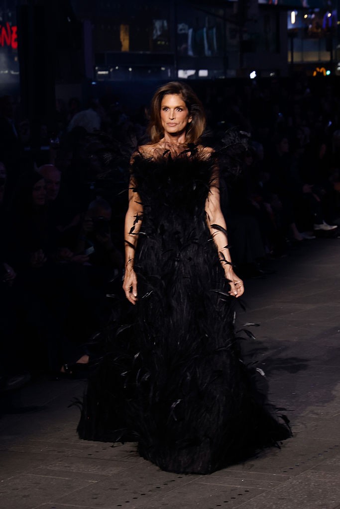Cindy Crawford desfila para Gucci Cruise 2026/2027