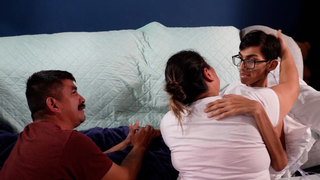 Jovem com câncer terminal morre horas após reencontro com pais detidos pelo ICE