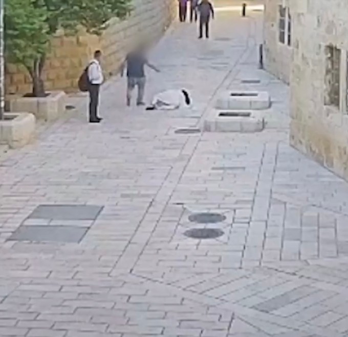 Vídeo de homem atacando freira francesa em Jerusalém provoca indignação; assista