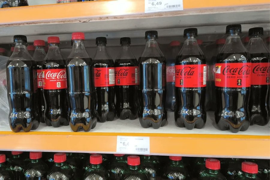 A reação da Coca-Cola ao furto de rótulos com figurinhas da Copa 