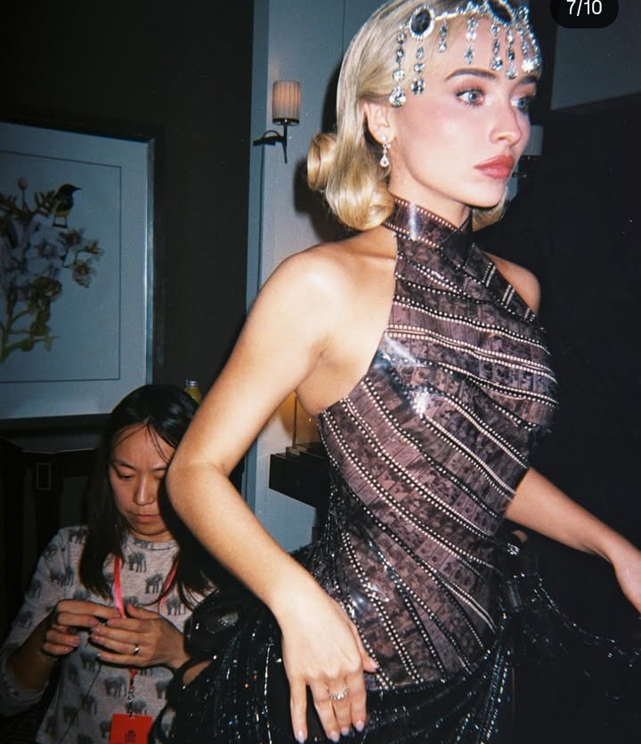 Sabrina Carpenter: vestido &eacute; todo feito de rolo de filmes