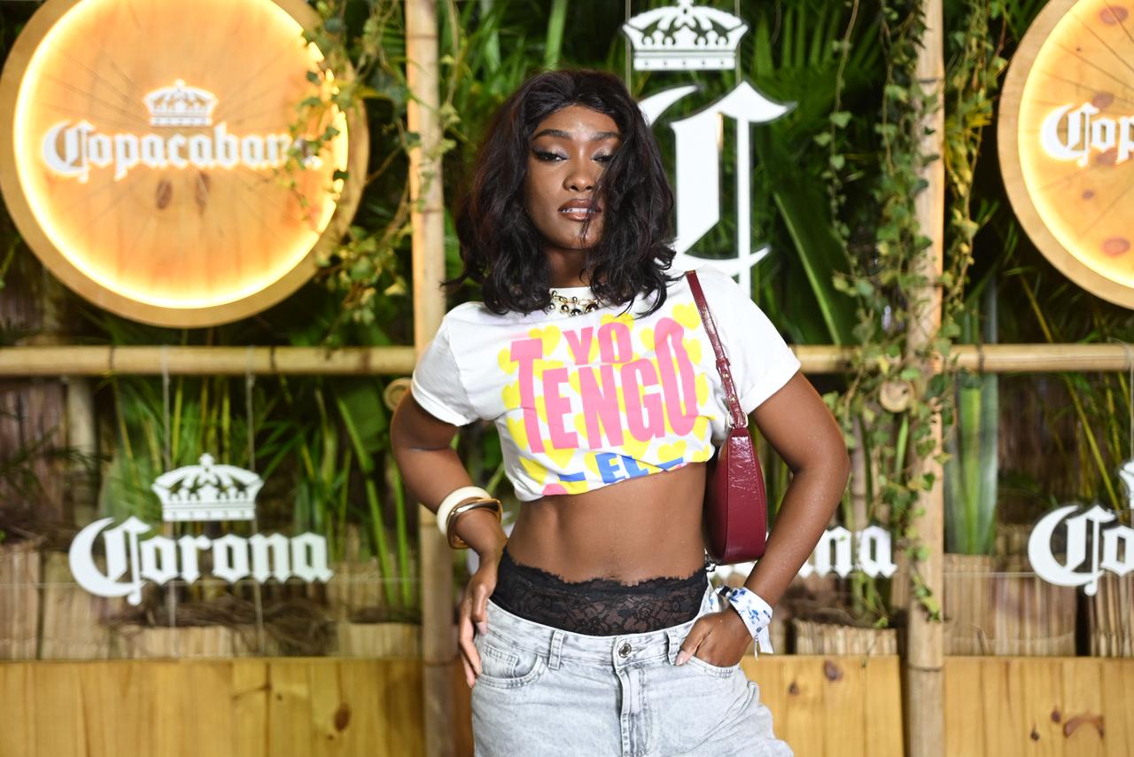 Erika Januza erra feio no look para Shakira com lingerie aparente