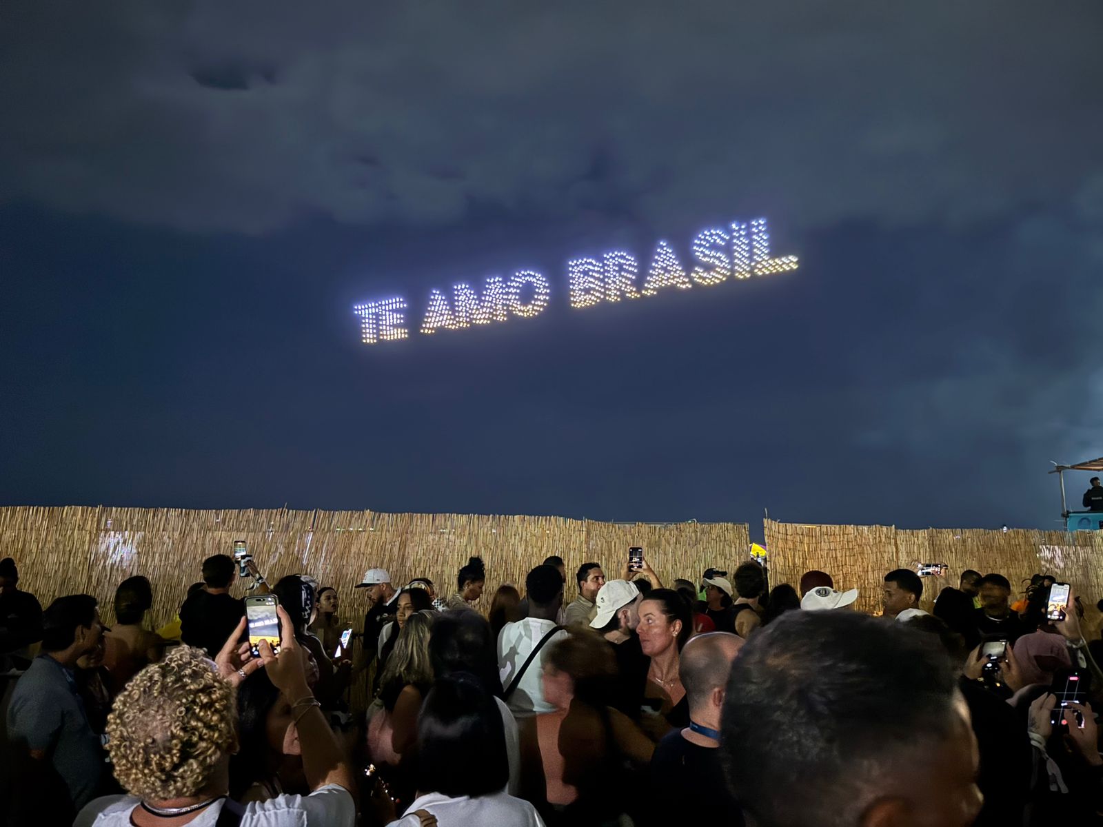 Shakira: show de drones encanta Copacabana; assista