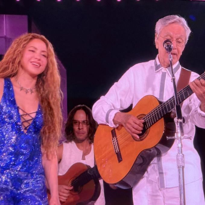Caetano Veloso tem voz ‘apagada’ em tímida apresentação com Shakira