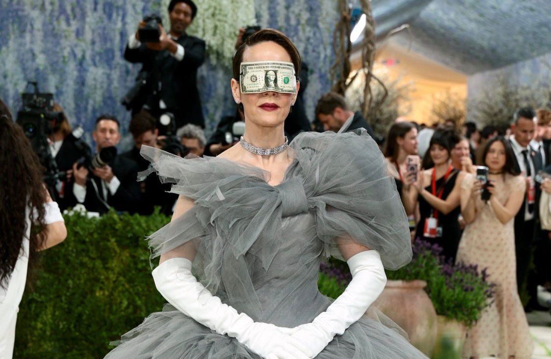 Em ano polêmico, Sarah Paulson usa máscara de dólar no Met Gala