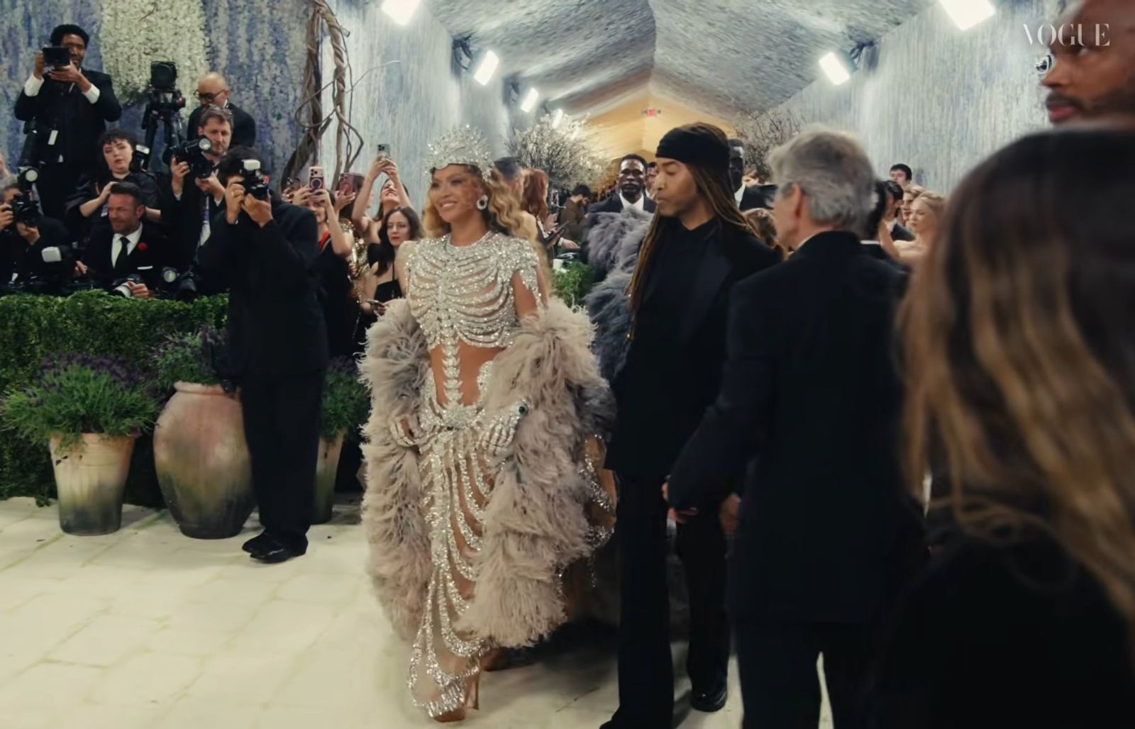 A entrada triunfal de Beyoncé no MET Gala: haja fôlego