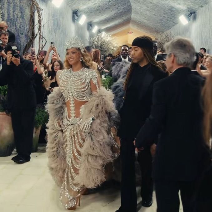 A entrada triunfal de Beyoncé no MET Gala: haja fôlego