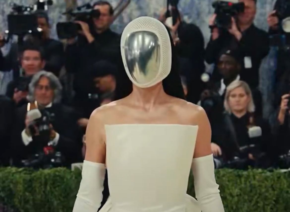 Esconde-esconde: a celebridade que chegou de máscara ao Met Gala