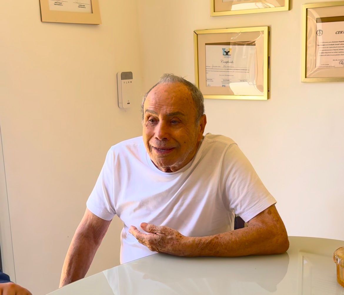 Em meio à disputa com ex, Stênio Garcia visita ‘Cidade dos Idosos’