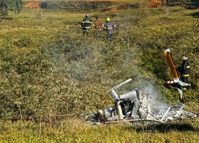 Helicóptero cai e pega fogo em Santa Catarina