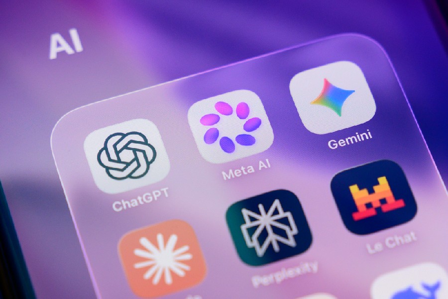 Downloads de assistentes de IA triplicam no Brasil em um ano, diz pesquisa Mobile Time