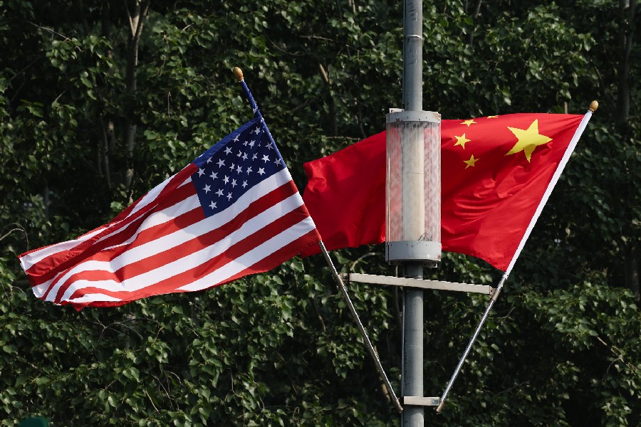 Bandeiras de EUA e China em Pequim