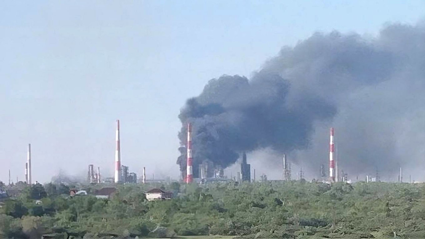 Ucrânia ataca refinaria russa a 800 km da fronteira e provoca enorme incêndio