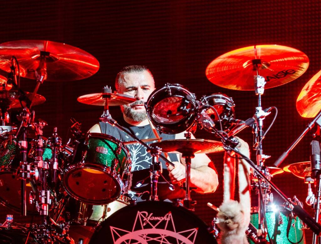 Baterista do System of a Down explica a VEJA suas HQs com “universo maior do que ‘Game of Thrones'”
