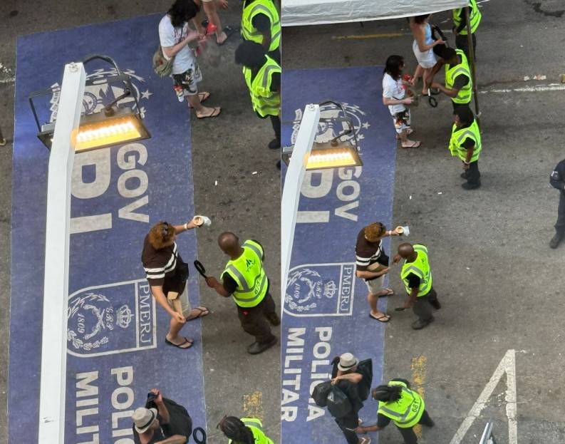 Fãs passando por revista ao chegar no show de Shakira, em Copacabana