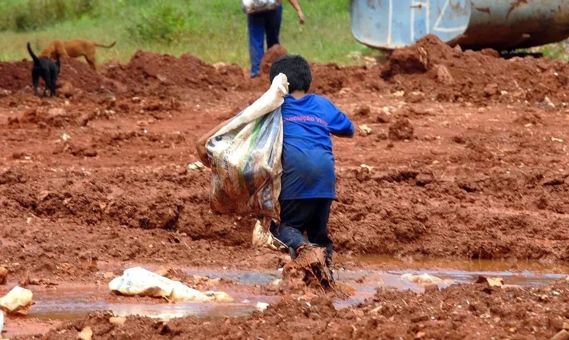 Embora 2023 tenha superado o patamar registrado no governo anterior, investimento em políticas voltadas a crianças e adolescentes vem diminuindo nos últimos anos