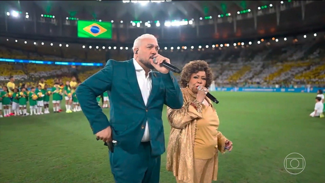 O incômodo de Belo ao cantar Hino Nacional com Alcione no amistoso da Seleção