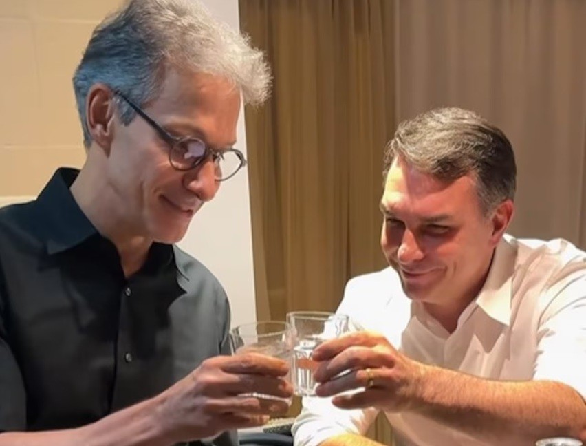 Zema tem recorde de ‘curtidas’ ao criticar Flávio Bolsonaro, mas também ganha desafetos