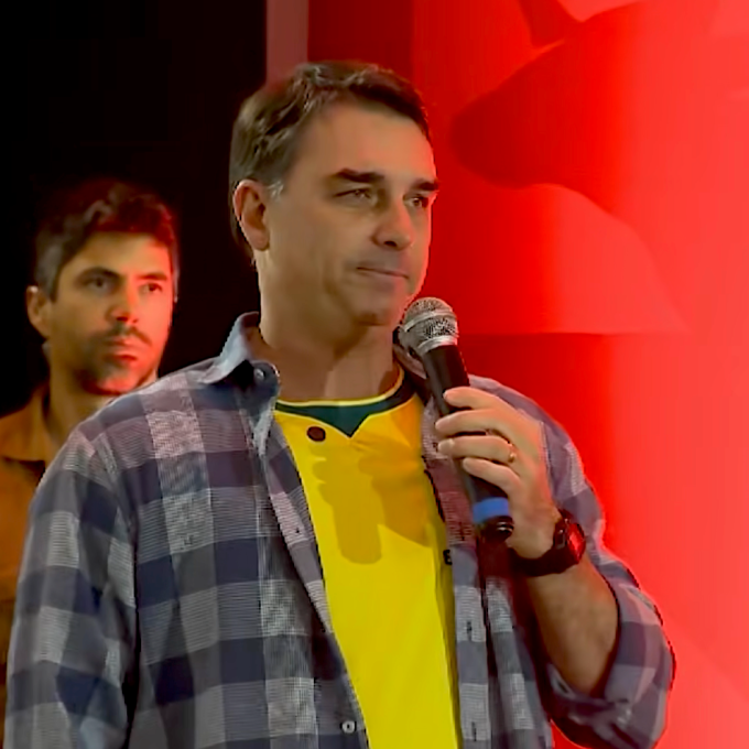 Flávio Bolsonaro apoiou tarifaço, agora diz que vai “defender empresas”
