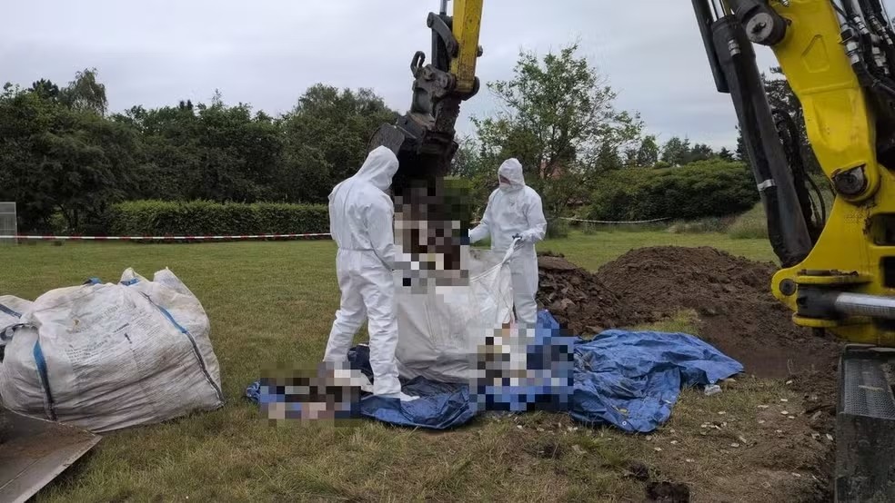 Polícia encontra 34 fetos enterrados em jardim de médica na Polônia