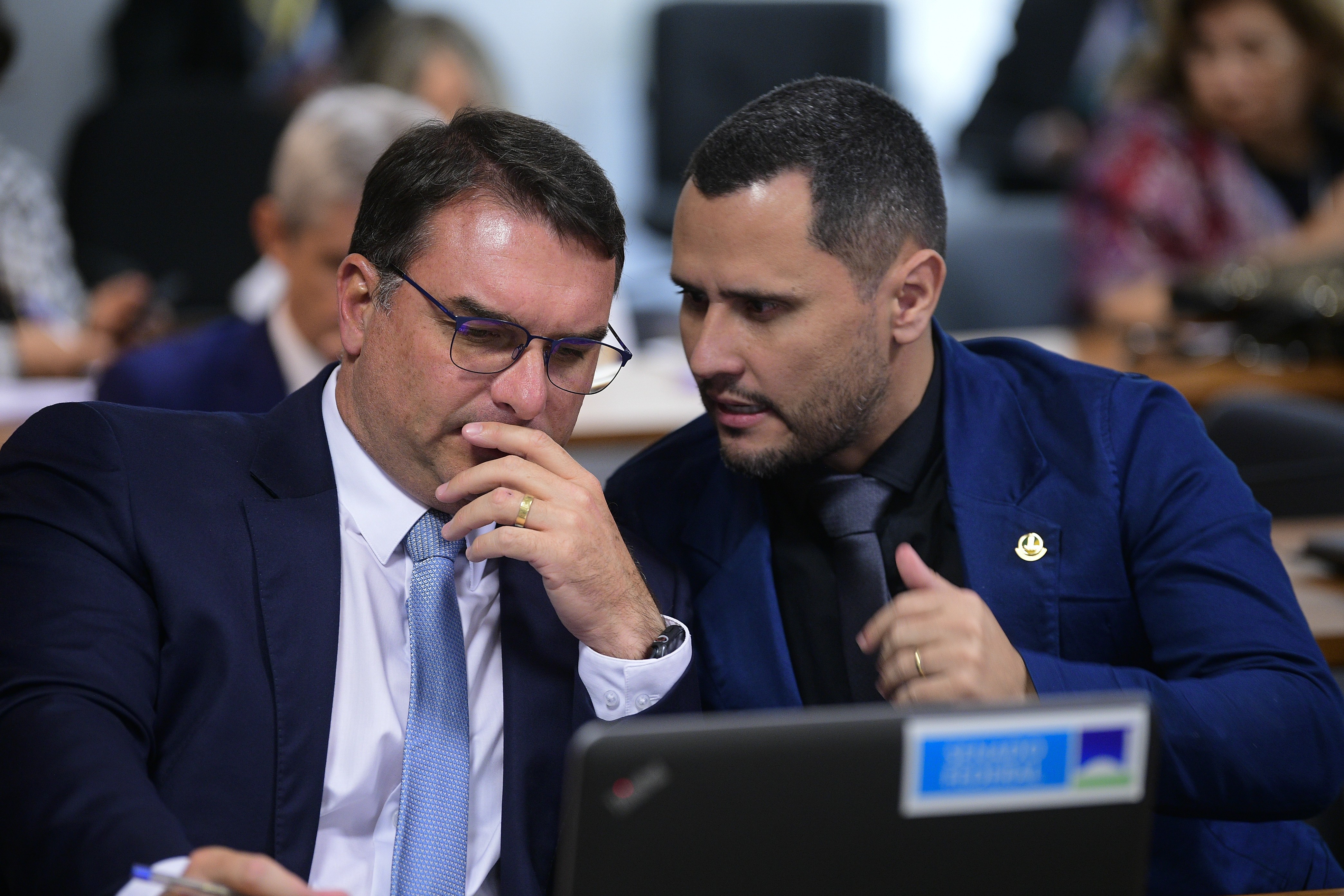 O que faz Cleitinho segurar o embarque do Republicanos na pré-candidatura de Flávio Bolsonaro