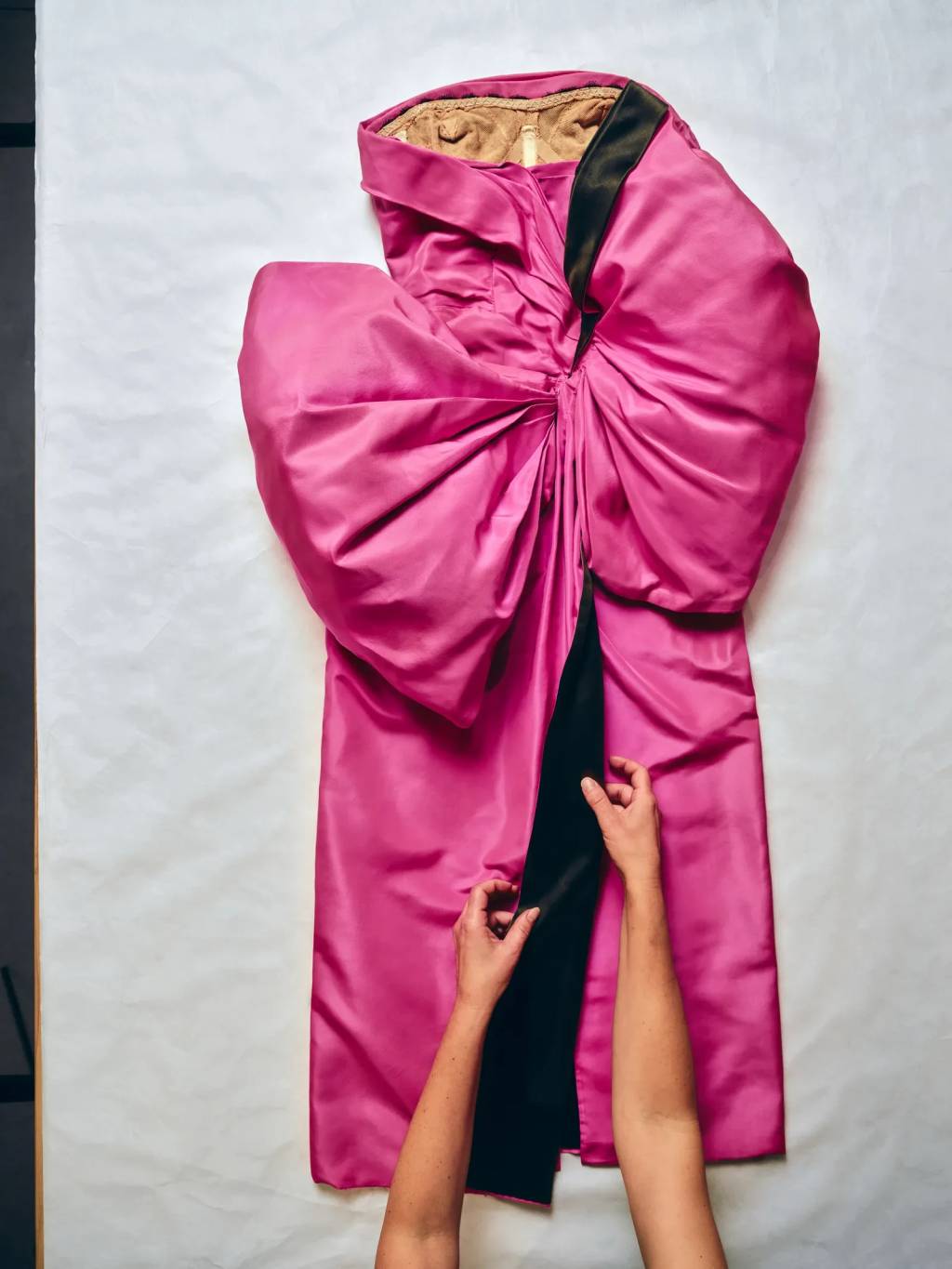 Vestido Marilyn Monroe sendo preparado para exposi&ccedil;&atilde;o