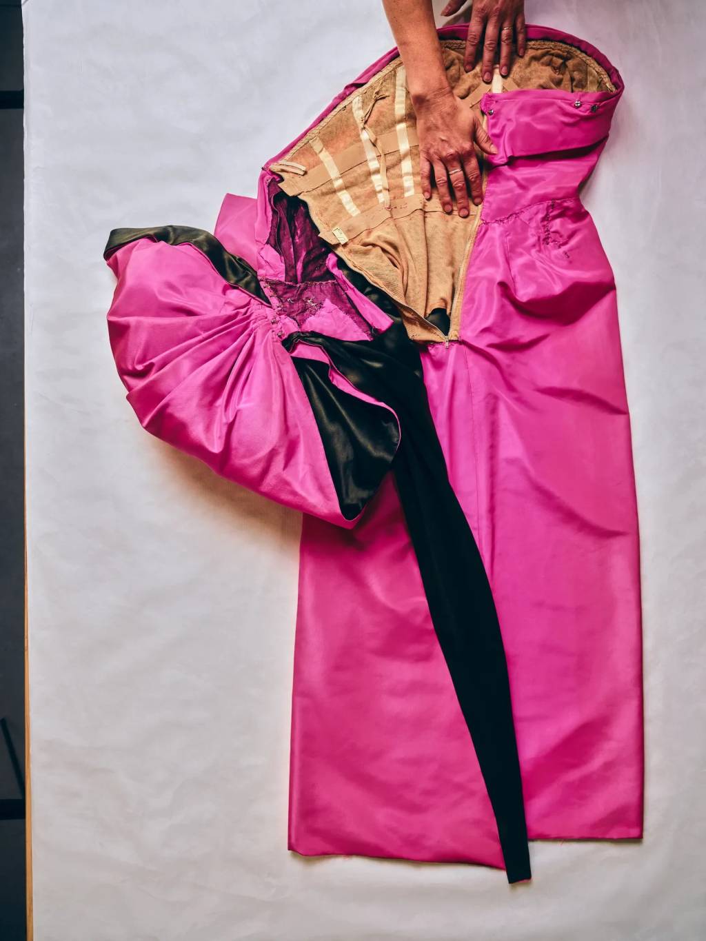 Vestido Marilyn Monroe sendo preparado para exposi&ccedil;&atilde;o