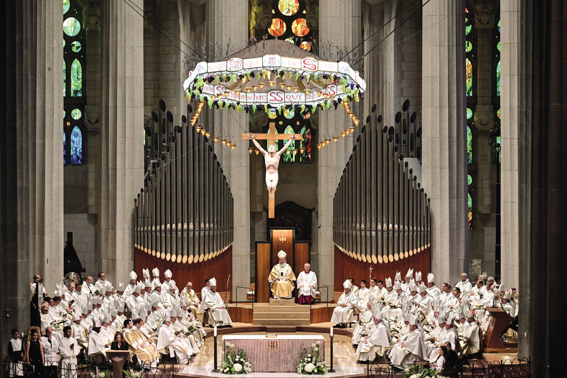 CERIM&Ocirc;NIA&ensp;- O papa reza missa na Sagrada Fam&iacute;lia: templo da f&eacute; e da arquitetura