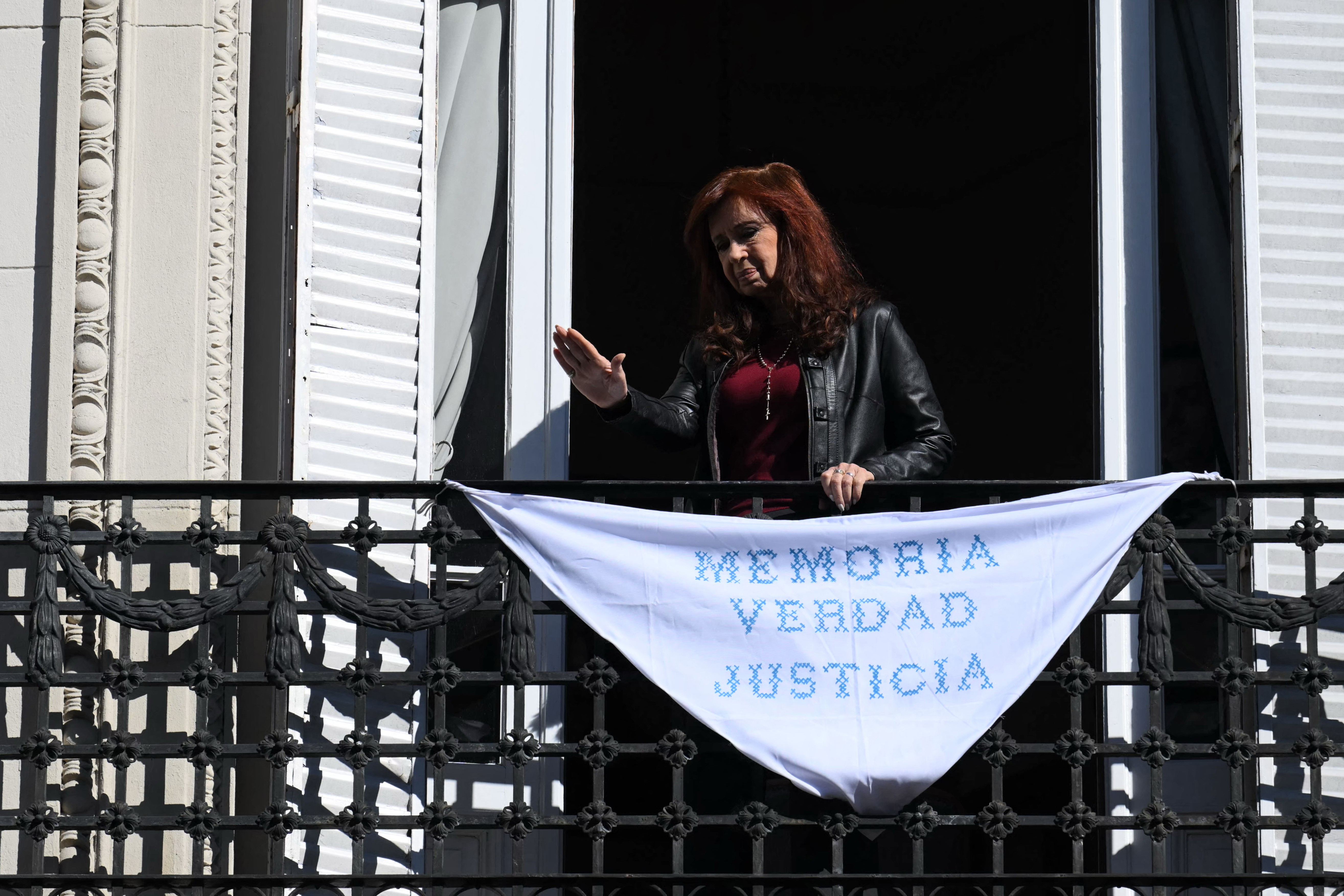 Justiça argentina adverte Cristina Kirchner e ameaça rever prisão domiciliar