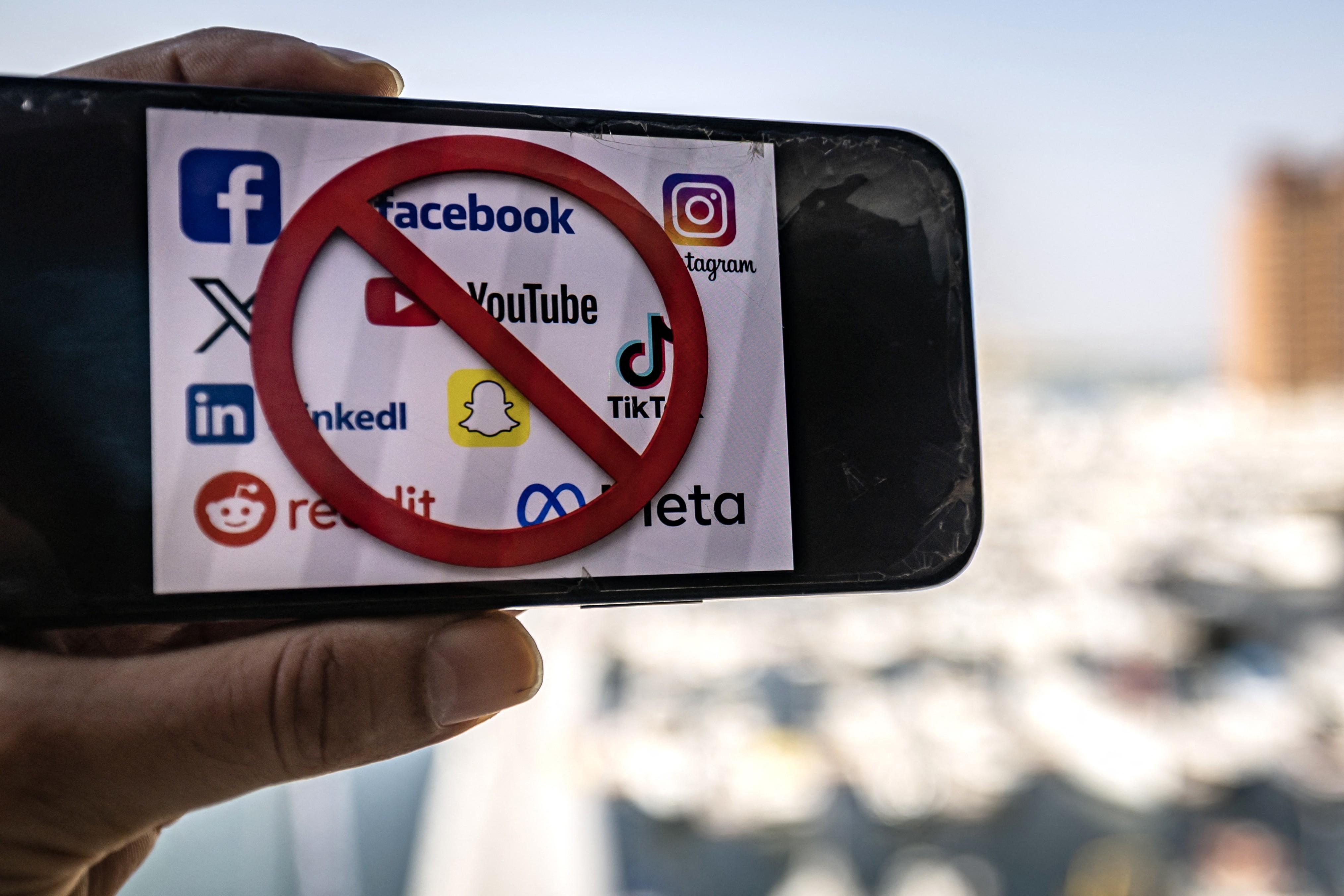 Emirados Árabes seguem tendência de restrição a redes sociais por menores