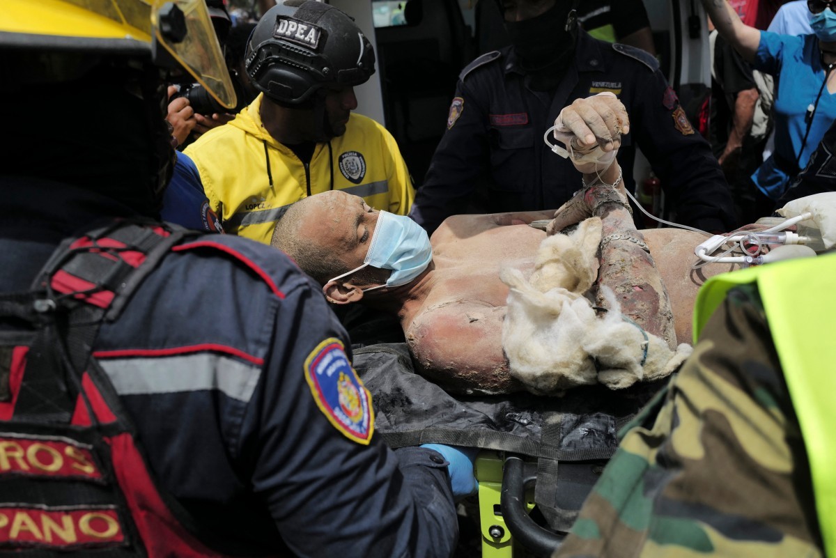 Pai e filho são resgatados sob escombros quatro dias após terremotos na Venezuela