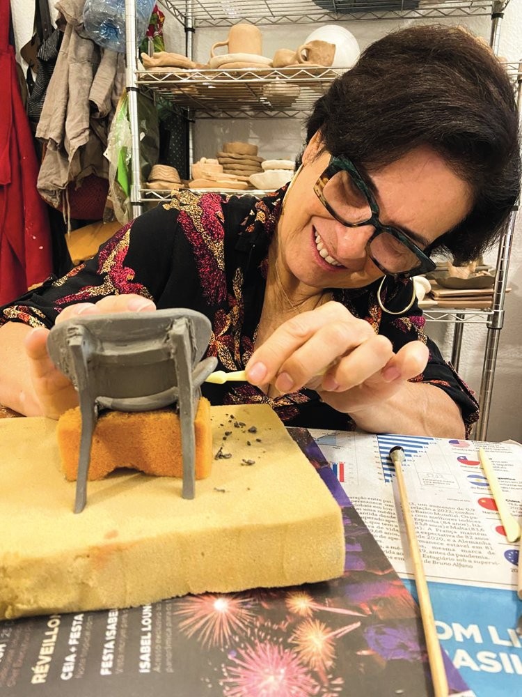 M&Atilde;O NA MASSA - A designer de interiores Ana L&uacute;cia Nunes, 65 anos, n&atilde;o &eacute; apenas adepta de uma atribulada agenda cultural, como tamb&eacute;m come&ccedil;ou a produzir cer&acirc;mica como hobby. &ldquo;Acredito que a arte &eacute; capaz de nos renovar&rdquo;, diz.