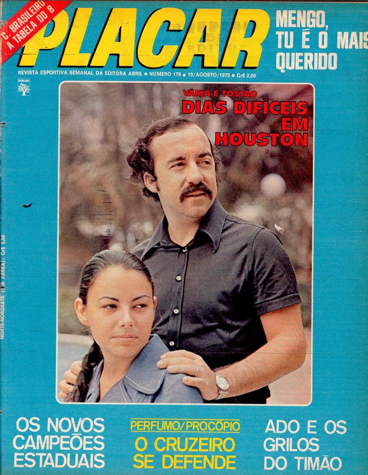Capa da Revista Placar, agosto de 1973, com o jogador Tost&atilde;o e V&acirc;nia. Tost&atilde;o, com bigode e camisa escura, abra&ccedil;a V&acirc;nia, que veste uma blusa azul. T&iacute;tulos: V&acirc;nia e Tost&atilde;o: Dias Dif&iacute;ceis em Houston, Meng&atilde;o, tu &eacute; o mais querido, O Cruzeiro se defende