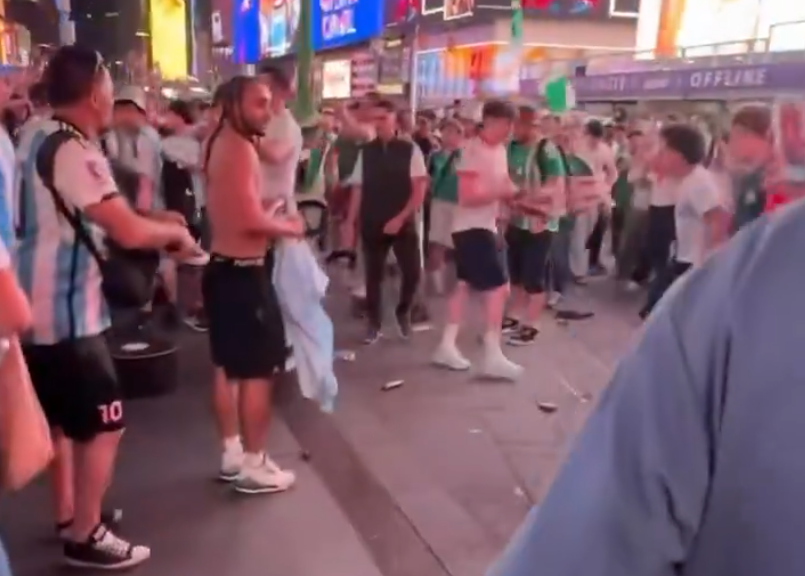 Vídeo: torcedores da Argélia e Argentina trocam socos na Times Square antes de partida