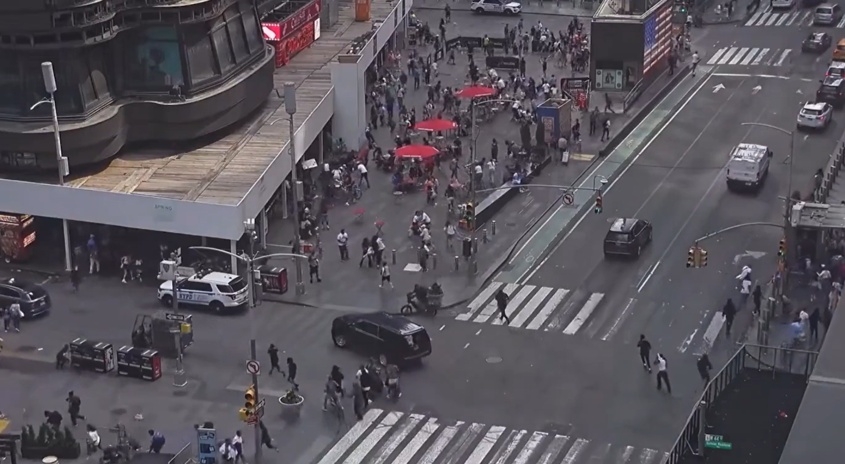 Vídeo: tiros na Times Square causam pânico e confusão em meio à Copa; suspeito é preso