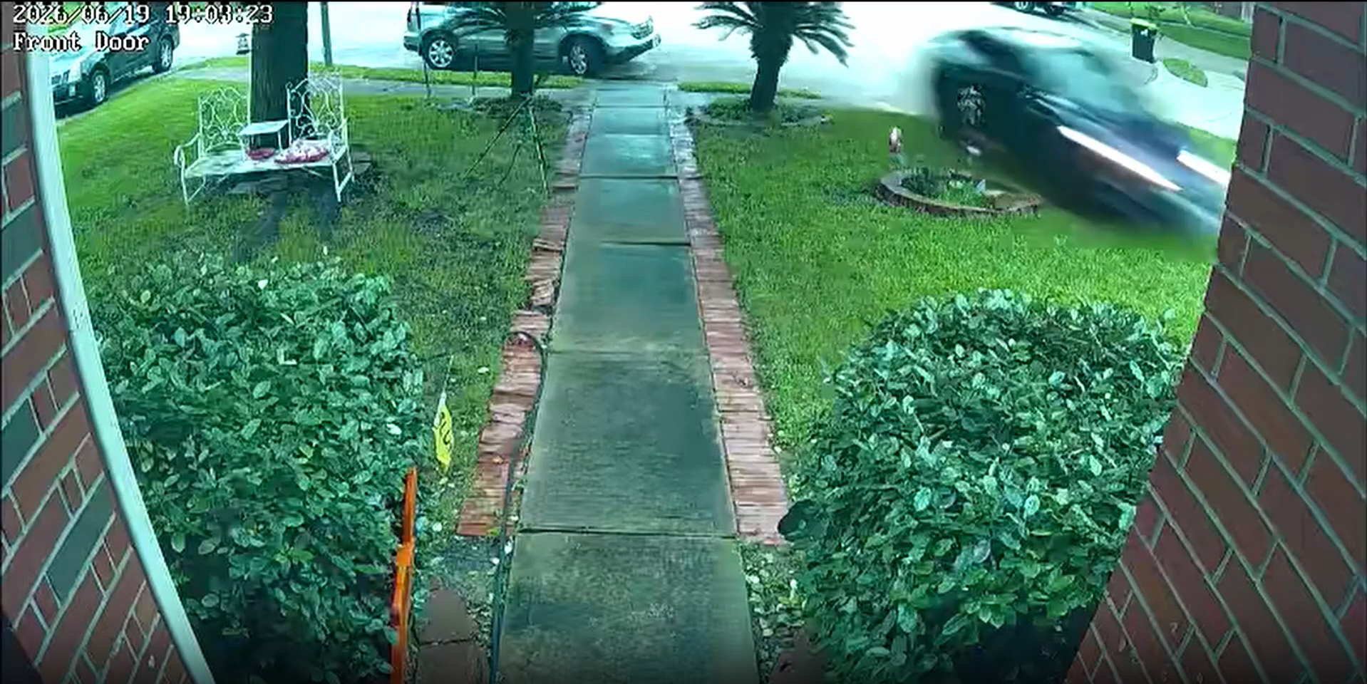 Vídeo: Tesla colide com casa nos EUA e mata idosa em novo acidente com carro de Musk