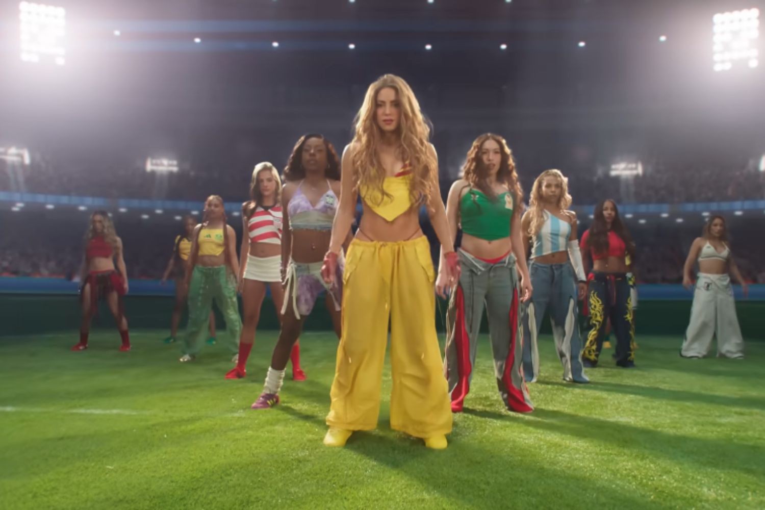 Shakira mostra aquecimento e da dica de como será a abertura da Copa do Mundo