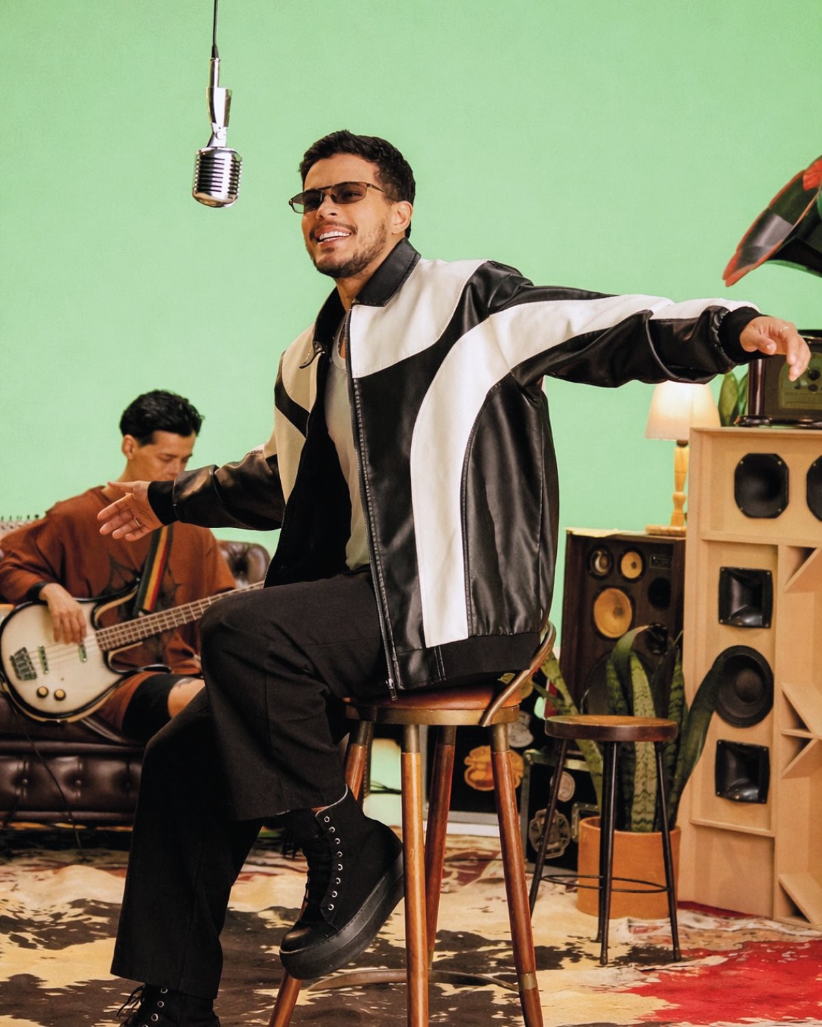 &ldquo;POPISEIRO&rdquo; -&ensp;Felipe Amorim: cantor flerta com o funk, o trap e o pop