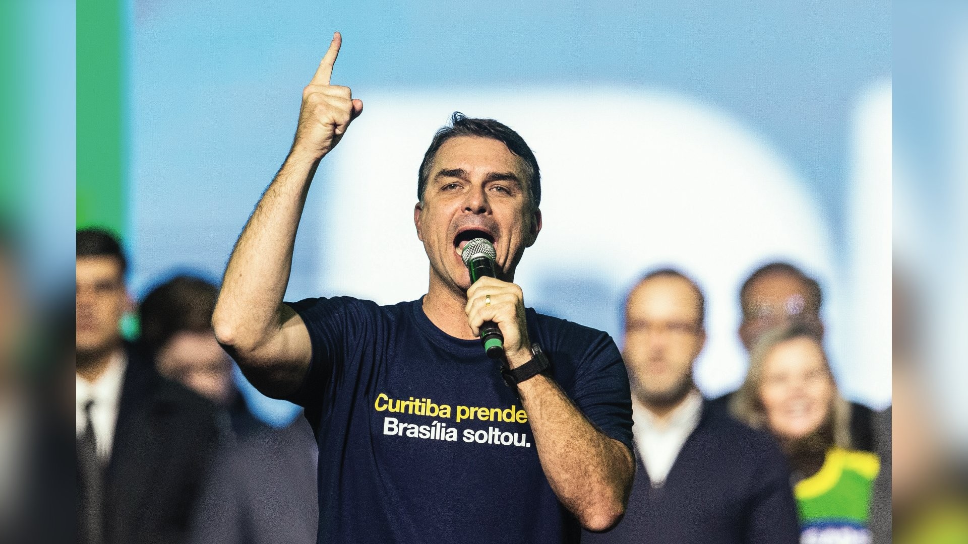 Com baque nas pesquisas e racha entre aliados, campanha de Flávio enfrenta momento difícil