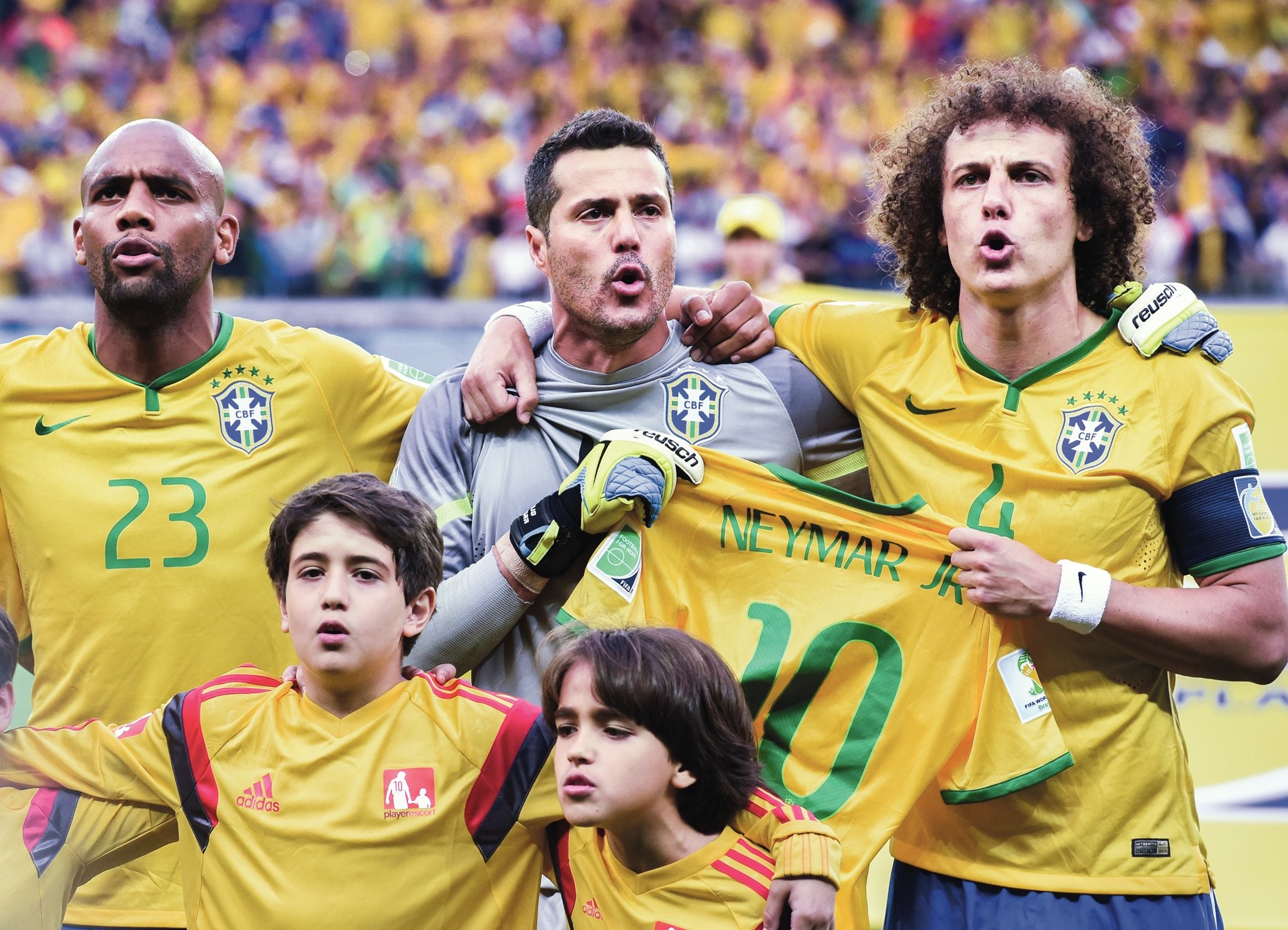 NA CAMISA -&ensp;A vergonhosa cena de 2014: o d&eacute;cimo segundo jogador