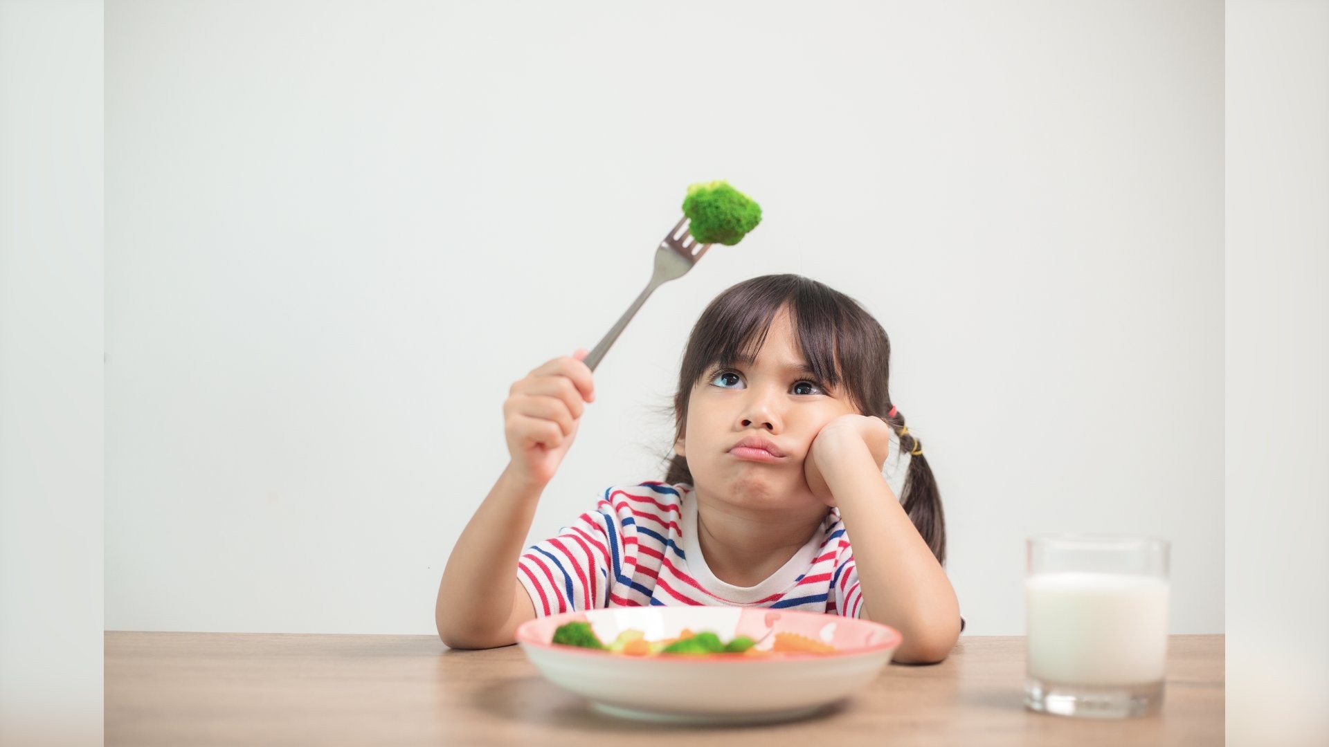Olha o aviãozinho… Por que a criançada nunca esteve tão enjoada para comer