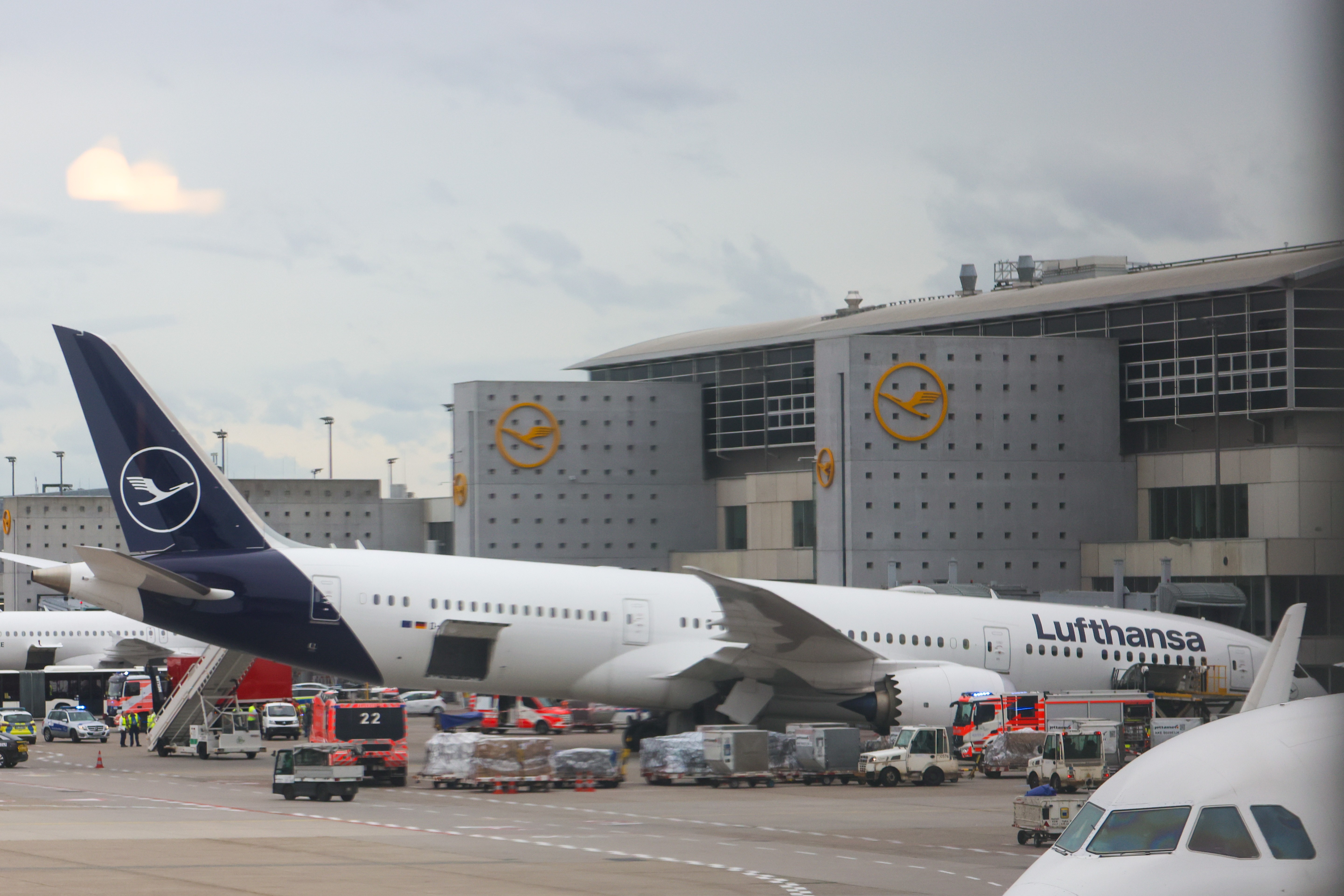 Vídeo: trem de pouso de avião colapsa e deixa vários feridos no aeroporto de Frankfurt