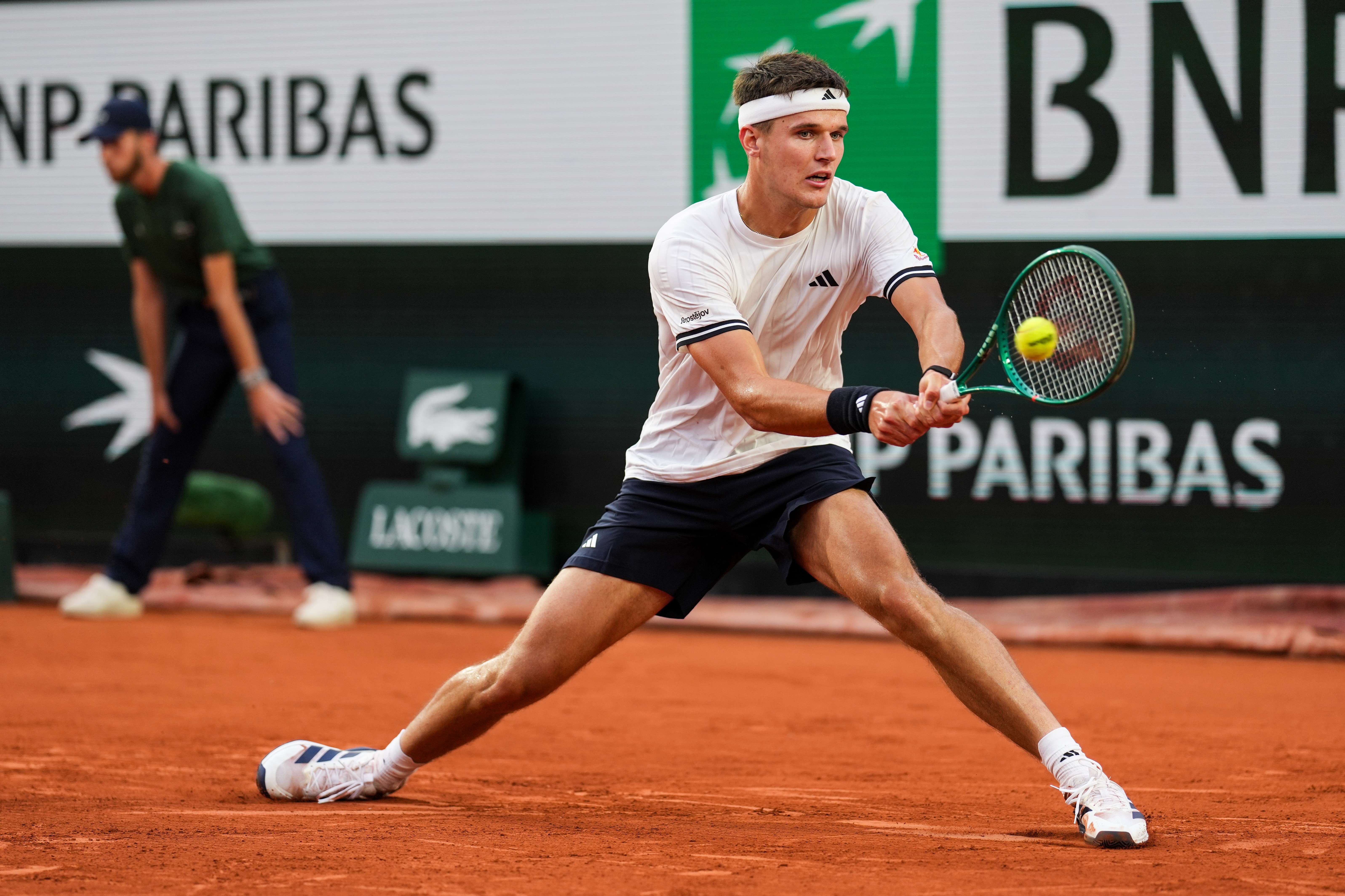 Quem é Jakub Mensik, próximo adversário de João Fonseca em Roland Garros?