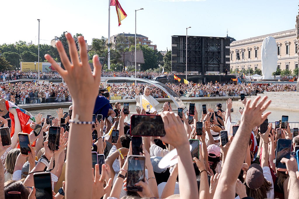 Papa Leão crítica polarização e reúne multidão em visita a uma Espanha cada vez mais ateia