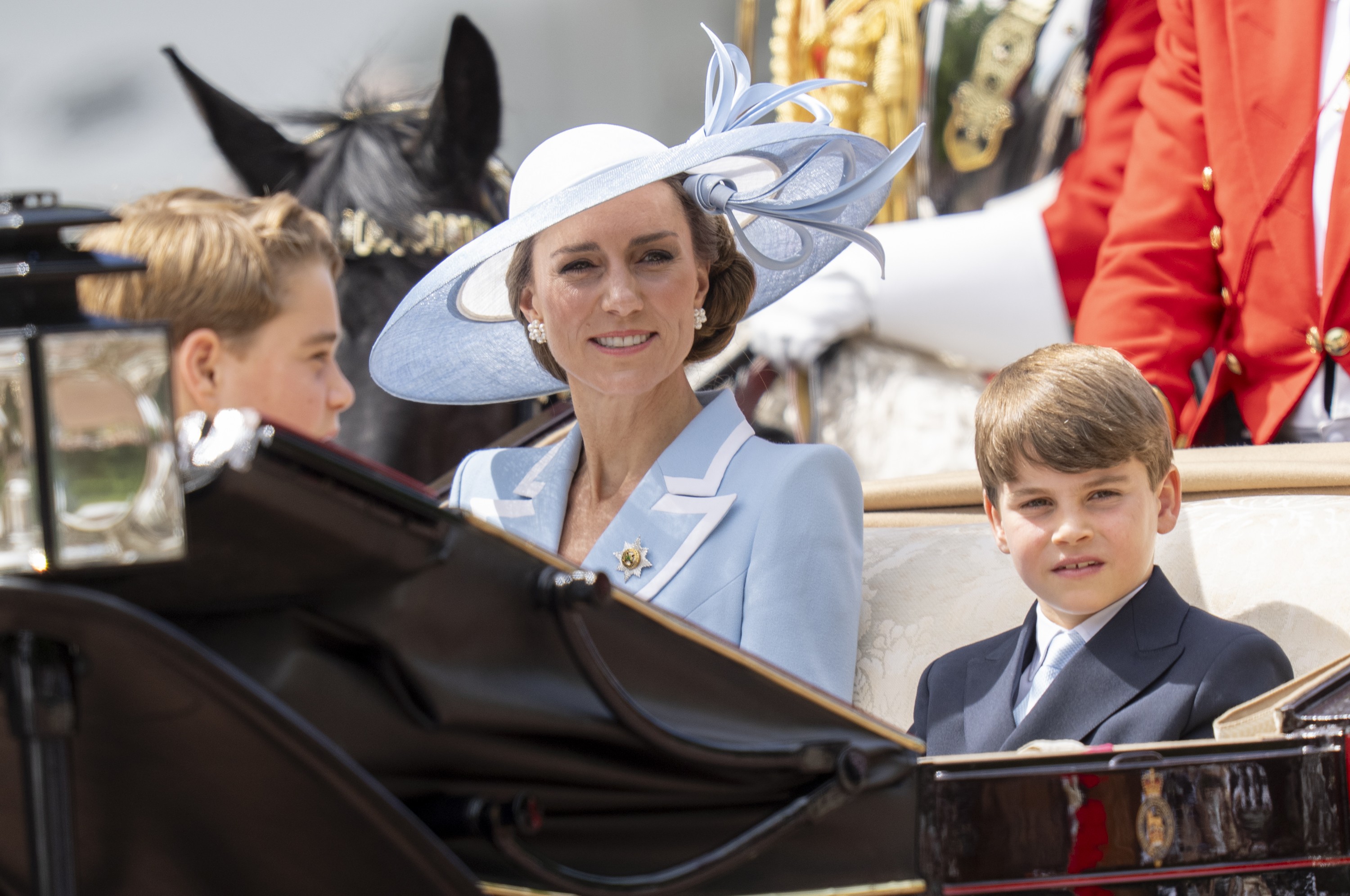 A reação de Kate Middleton e filhos ao serem vaiados em tradicional desfile