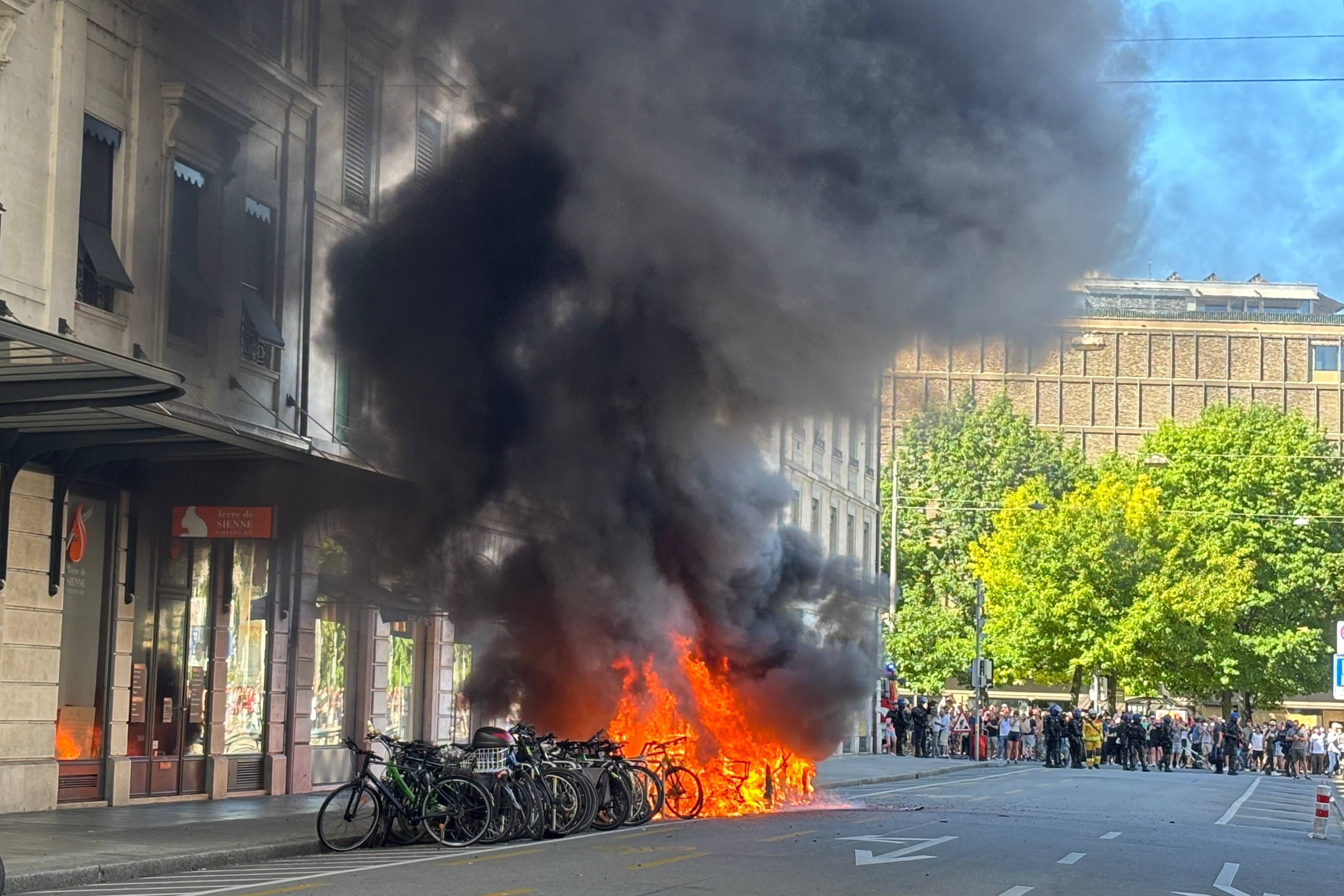 Vídeo: protesto contra cúpula do G7 tem Tesla incendiado e ataque a prédio da ONU