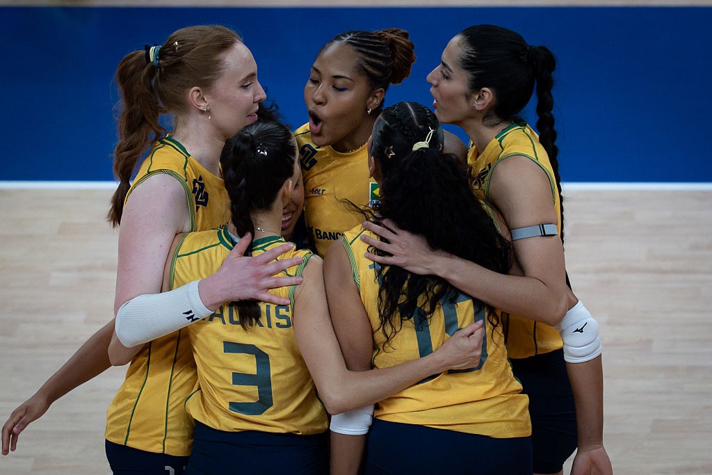 Sem Zé Roberto no banco, Brasil passa pela França e avança na Volleyball Nations League