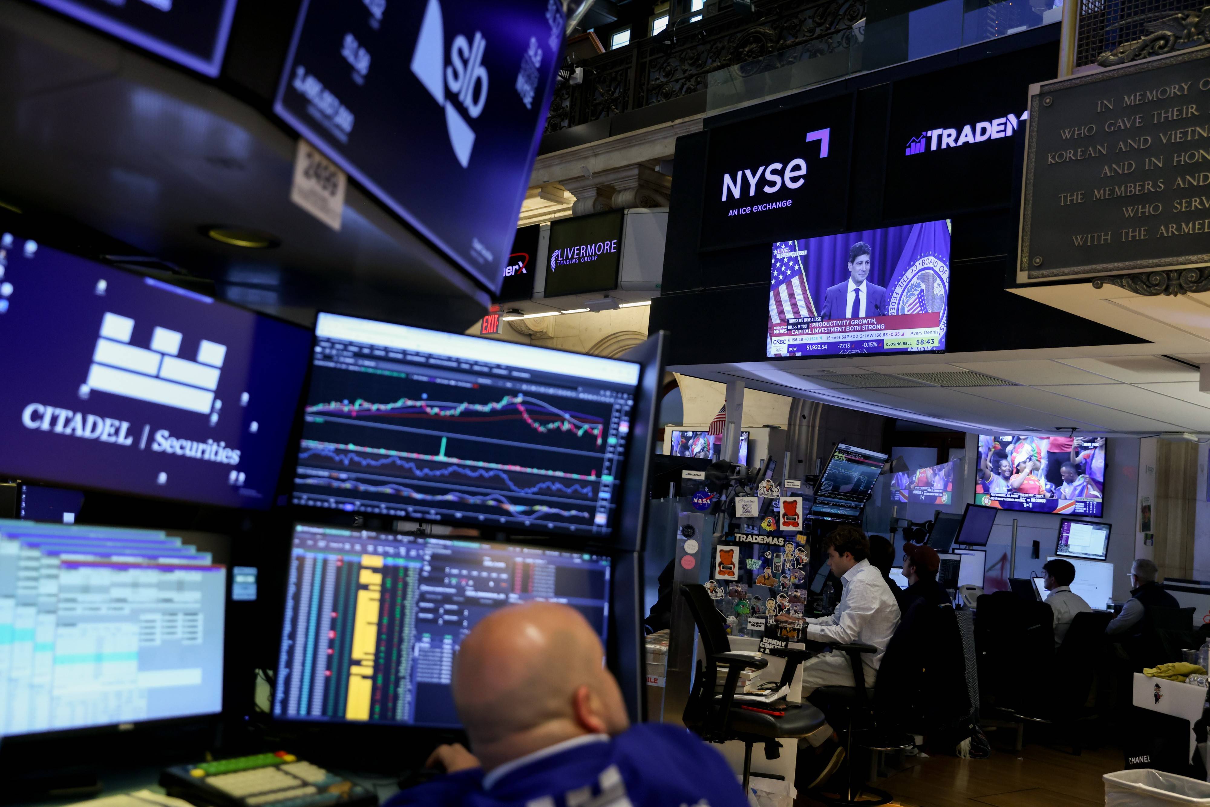 Wall Street fecha melhor semestre em anos impulsionada por IA, lucros e alívio geopolítico